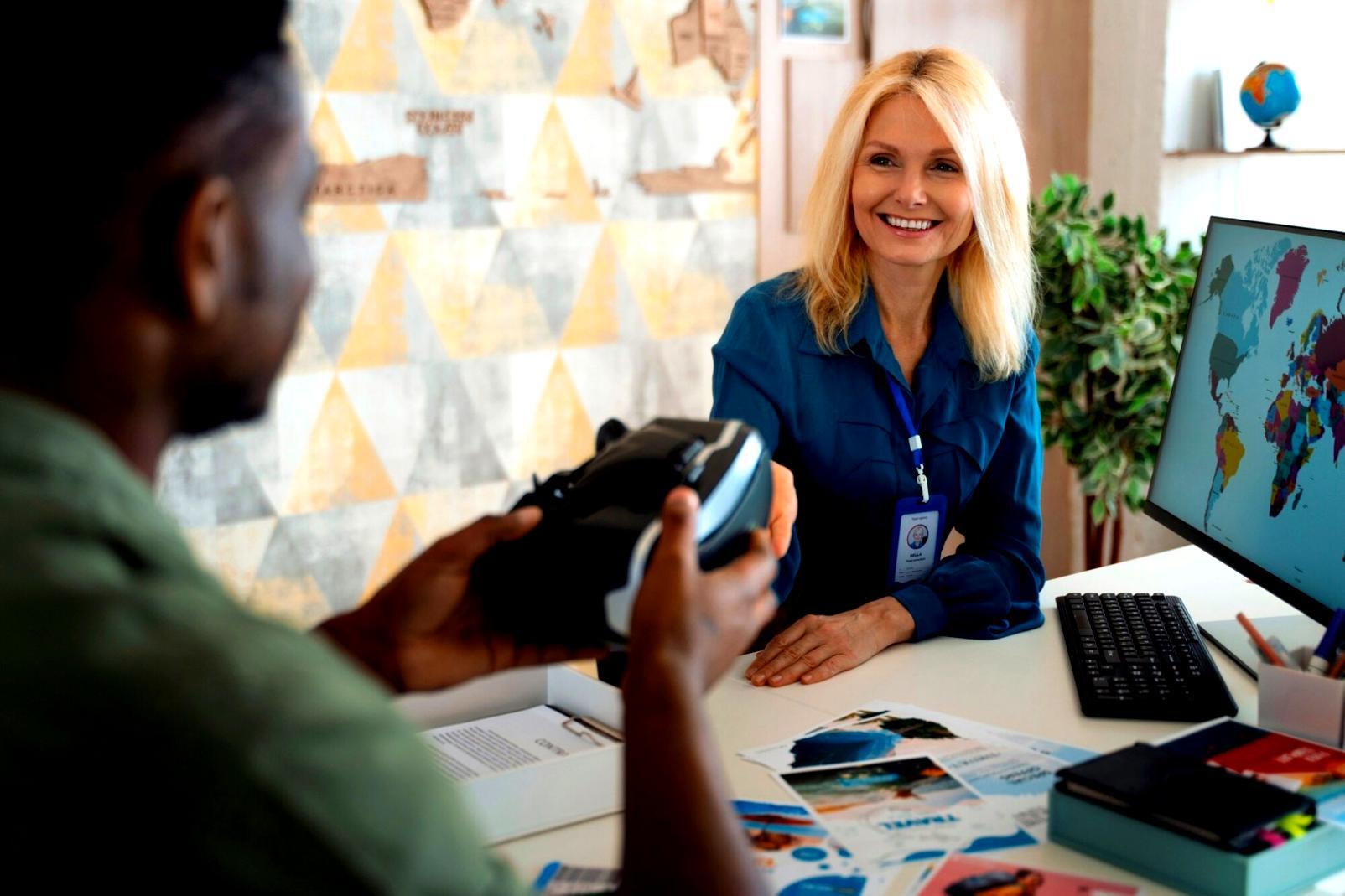 Profesional trabajando en análisis financiero con datos de presupuesto en pantalla