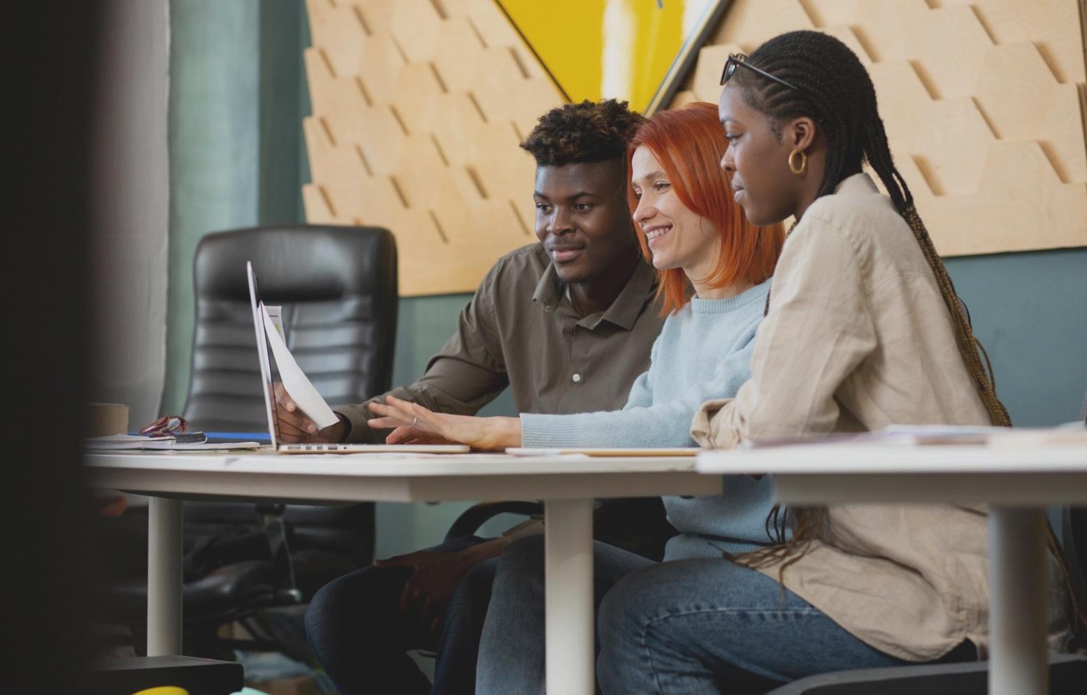 Estudiantes presentando análisis financiero en sala de conferencias