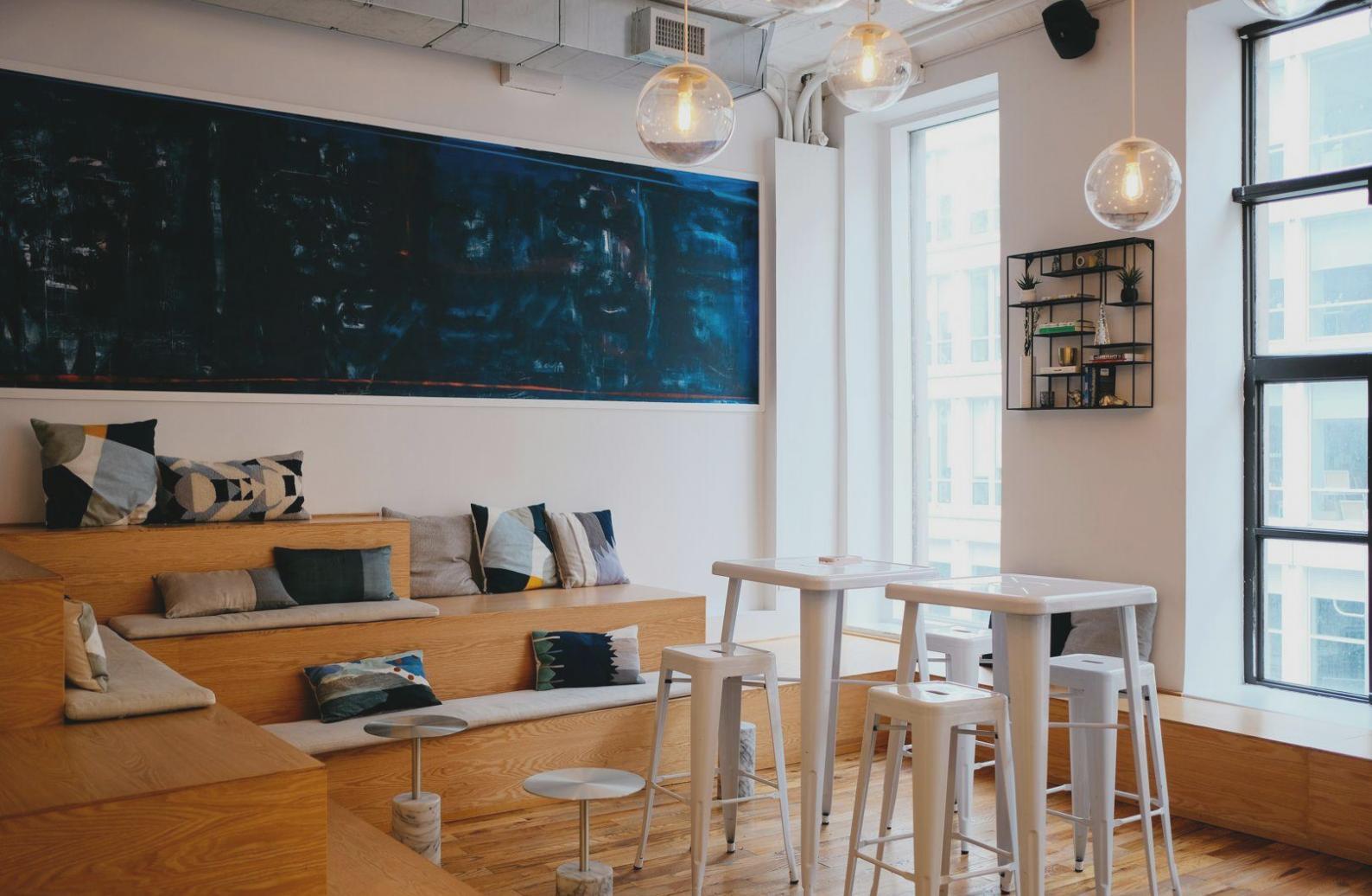 Equipo de profesionales financieros colaborando en análisis presupuestario avanzado