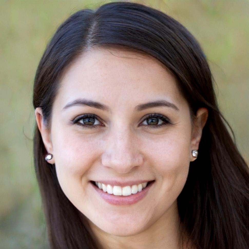 Retrato profesional de Carmen Elizalde, graduada del programa